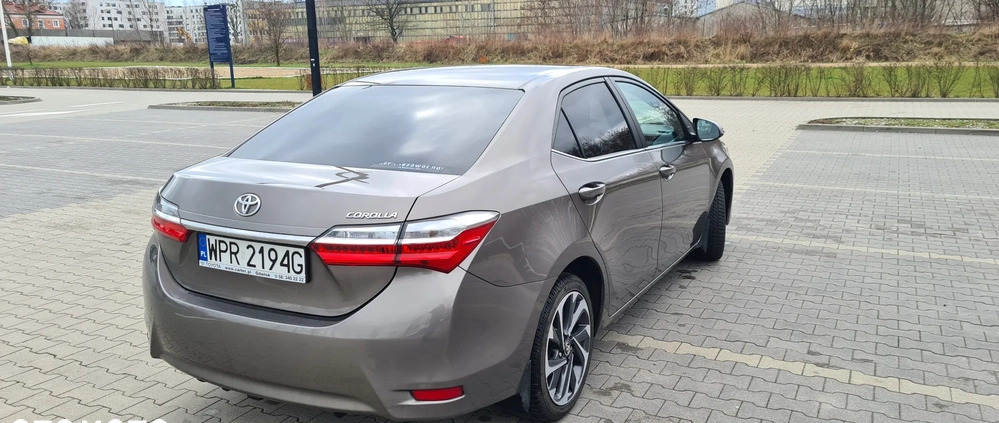 Toyota Corolla cena 67500 przebieg: 120200, rok produkcji 2018 z Brwinów małe 46